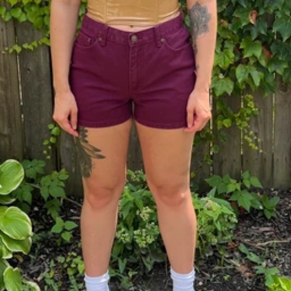 CUTE FRAYED HEM AMERICAN EAGLE 8 HI-RISE SHORTIES shorts